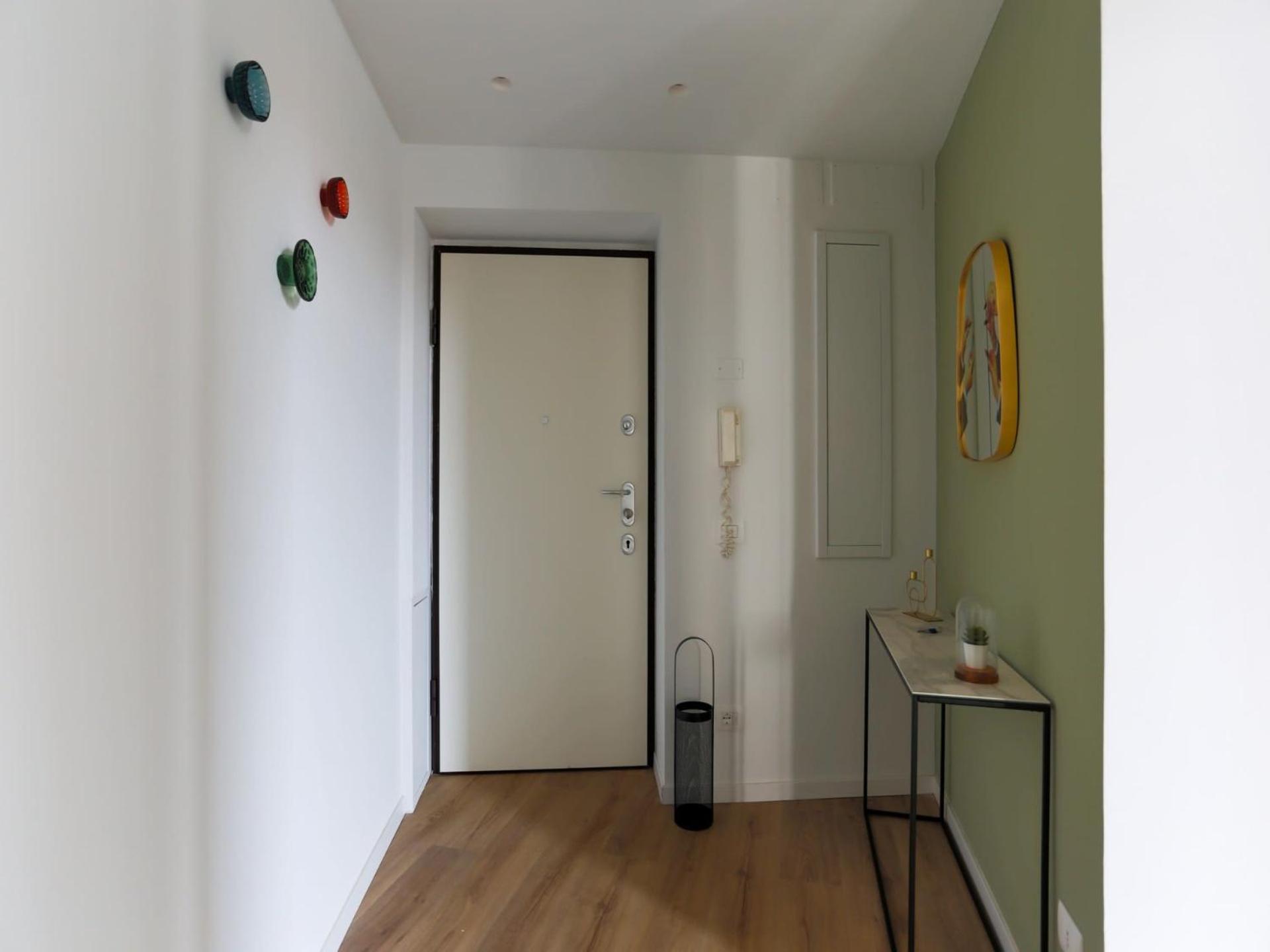 The Rent - Spacious And Renovated Two-bedroom Downtown *