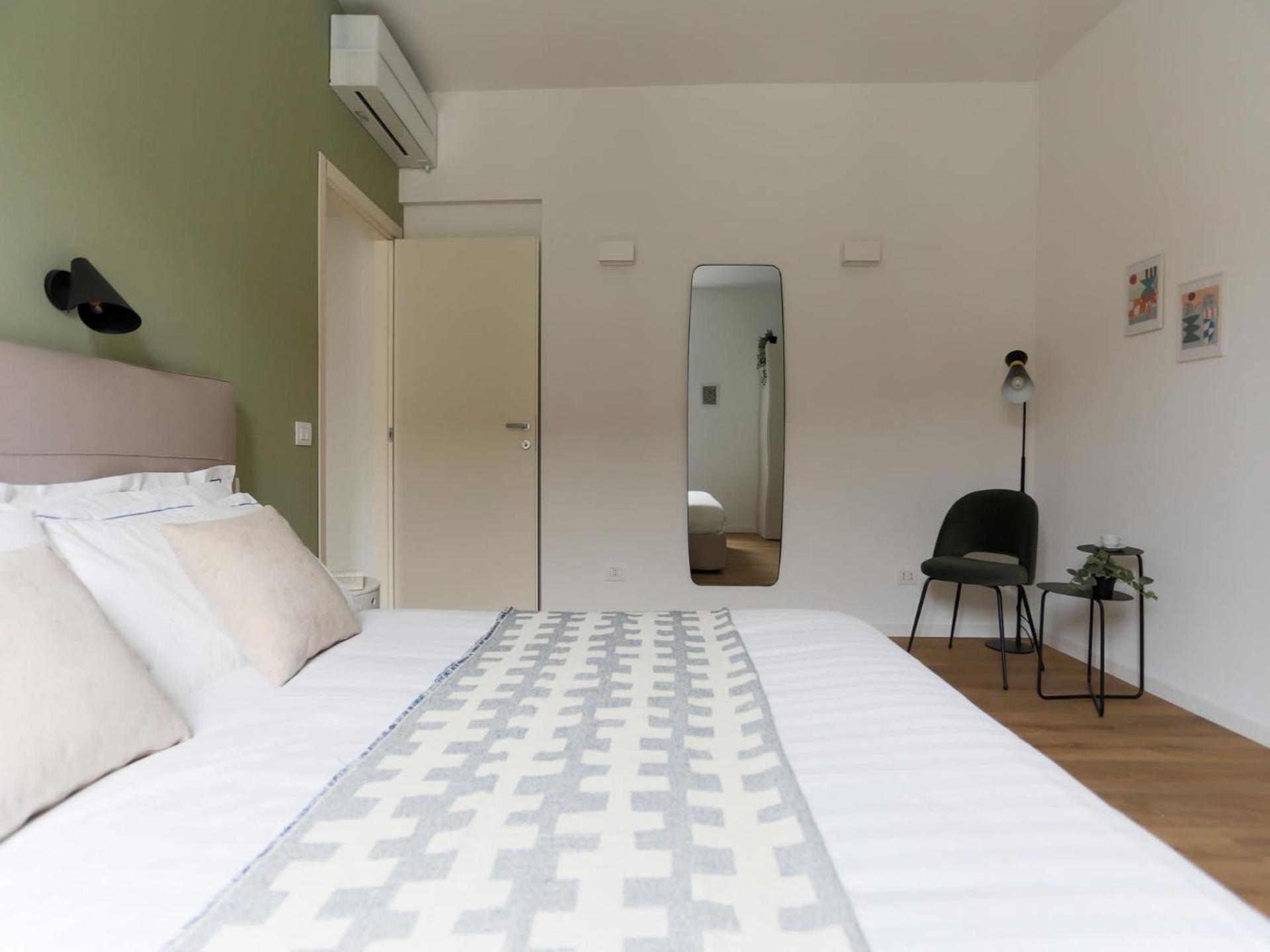 The Rent - Spacious And Renovated Two-bedroom Downtown *
